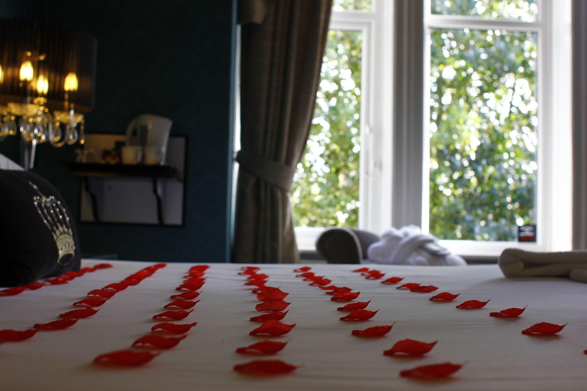 The Victoria Hotel Manchester By Compass Hospitality Oldham Buitenkant foto