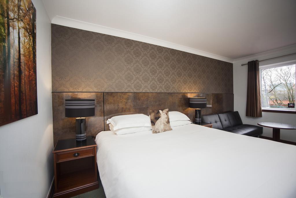 The Victoria Hotel Manchester By Compass Hospitality Oldham Buitenkant foto
